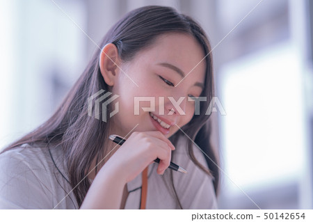 Office woman woman alone casual meeting 20s 30s business indoor pen notebook 50142654