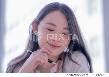 Office woman woman alone casual meeting 20s 30s business indoor pen notebook 50142655