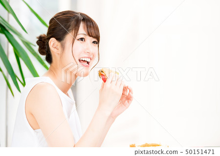 年輕女人吃得很香 50151471