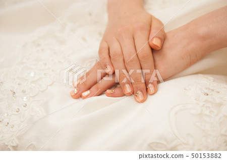 婚禮禮服和新娘的手釘婚禮新娘 50153882
