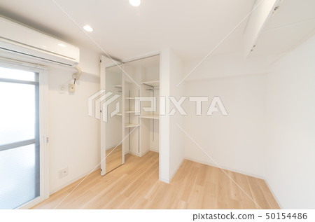 Mansion Living Walk-in Closet 50154486