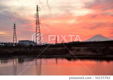 Sagami河和紅潮表面和天空在黃昏 Sagami河和紅潮表面和天空在黃昏 50155763