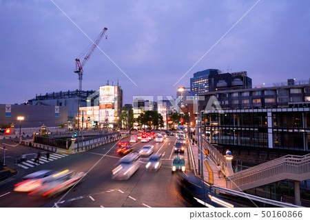日本的東京都市風景我想看神宮前等（左後方朝原宿站）·夜景 50160866