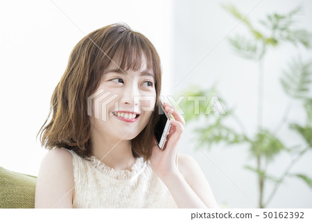 談話在智能手機的少婦 談話在智能手機的少婦 50162392