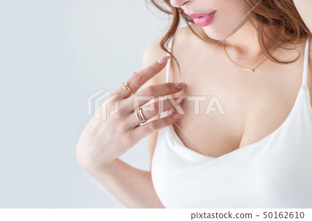 有捲曲棕色頭髮的美麗的婦女在做早晨瑜伽的白色背景舒展與無袖衫 有捲曲棕色頭髮的美麗的婦女在做早晨瑜伽的白色背景舒展與無袖衫 50162610