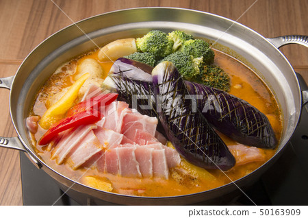 Pork rose and vegetable curry pot 50163909