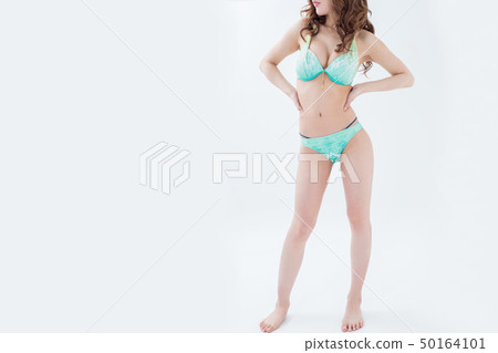 擺在白色背景的泳裝的夏天海長發棕色毛髮的婦女 擺在白色背景的泳裝的夏天海長發棕色毛髮的婦女 50164101