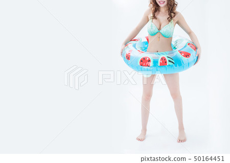 拿著在泳裝的長發棕色頭髮婦女夏天海手段浮游物在白色背景 50164451