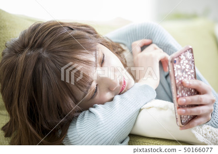 觀看智能手機的婦女 觀看智能手機的婦女 50166077
