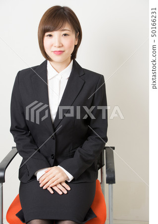 坐在椅子上的女人 50166231