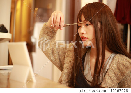 削減自己劉海的女人 削減自己劉海的女人 50167978