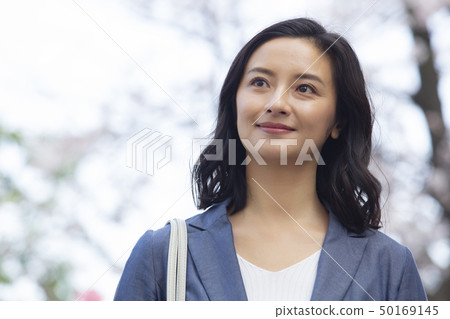 櫻花和中年婦女 50169145