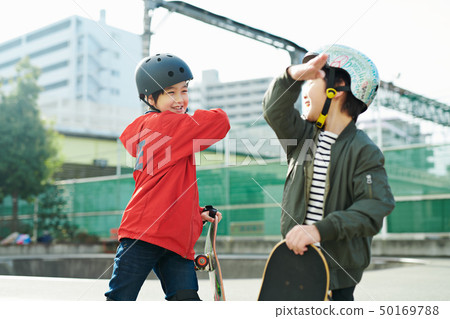 孩子們滑冰公園玩 50169788