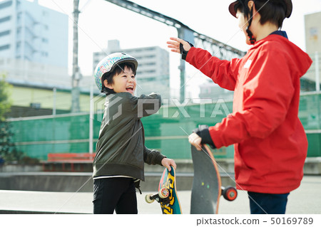 孩子們滑冰公園玩 孩子們滑冰公園玩 50169789