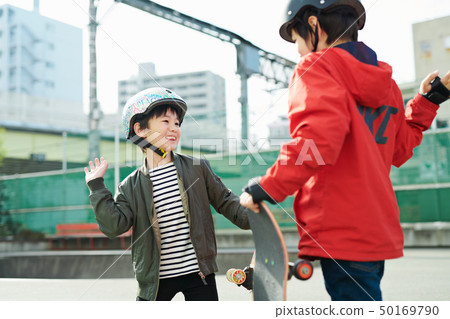 孩子們滑冰公園玩 50169790