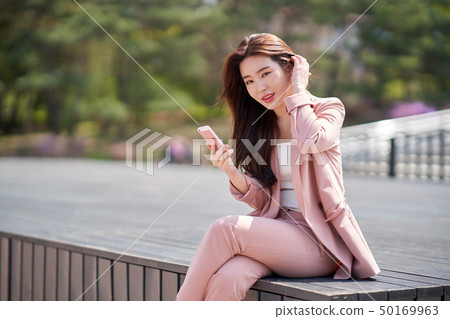 女商人,業務,放鬆,移動電話 女商人,業務,放鬆,移動電話 50169963