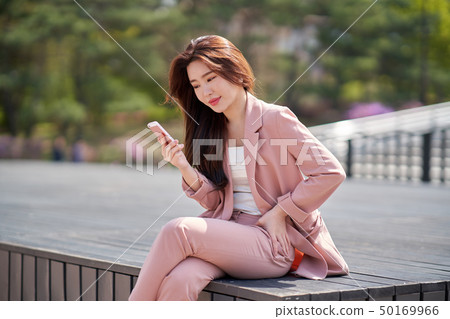 女商人,業務,放鬆,移動電話 女商人,業務,放鬆,移動電話 50169966