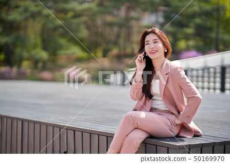 女商人,業務,放鬆,移動電話 女商人,業務,放鬆,移動電話 50169970