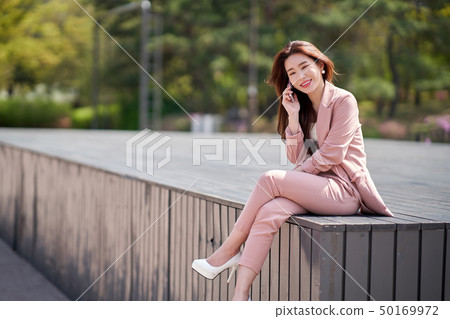 女商人,業務,放鬆,移動電話 女商人,業務,放鬆,移動電話 50169972