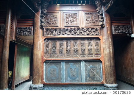 台灣寺廟的陵墓。有很多花的寺廟裝飾。復古的建築。 台灣寺廟的陵墓。有很多花的寺廟裝飾。復古的建築。 50170626