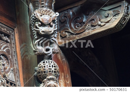 台灣寺廟的陵墓。有很多花的寺廟裝飾。復古的建築。 台灣寺廟的陵墓。有很多花的寺廟裝飾。復古的建築。 50170631