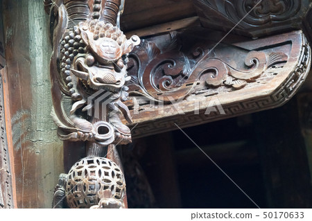 台灣寺廟的陵墓。有很多花的寺廟裝飾。復古的建築。 台灣寺廟的陵墓。有很多花的寺廟裝飾。復古的建築。 50170633