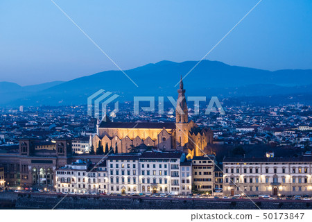 意大利佛羅倫薩照亮了Santa Croce教堂 意大利佛羅倫薩照亮了Santa Croce教堂 50173847