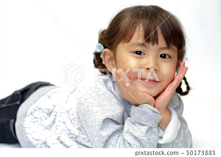 年幼的孩子(四歲),他們的臉頰處於俯臥位 年幼的孩子(四歲),他們的臉頰處於俯臥位 50173885