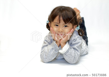 年幼的孩子(四歲),他們的臉頰處於俯臥位 年幼的孩子(四歲),他們的臉頰處於俯臥位 50173886