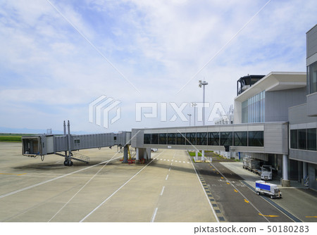 從候機樓到客機的登機橋 50180283