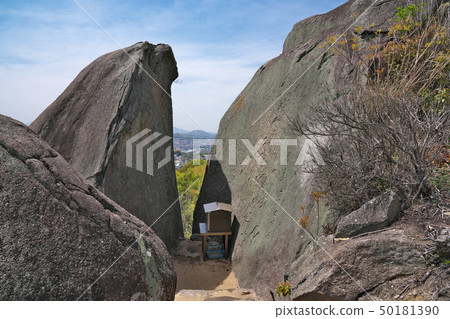 [Iwaya Mega Stone Iwaya Ara Shrine]廣島縣工藤市 50181390