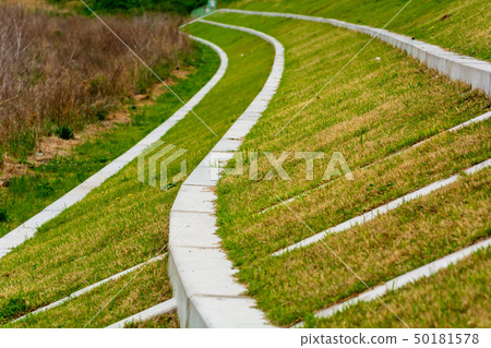 維護河流的護岸 維護河流的護岸 50181578