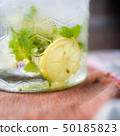 在一個大玻璃容器的草本檸檬水 50185823
