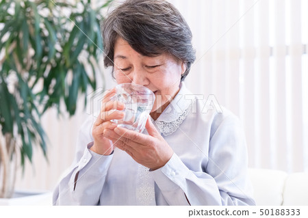 資深畫象資深婦女飲用水 50188333
