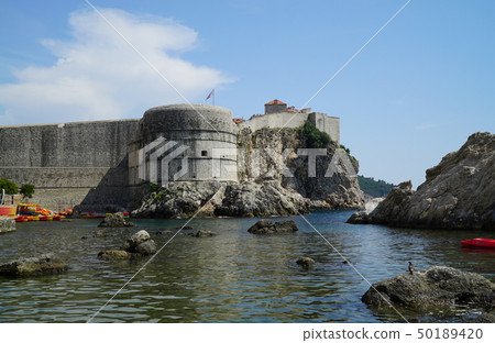 從Rovrjanat堡壘到杜布羅夫尼克老城的博德里奇堡壘的視圖,這個城市叫亞得里亞海珍珠 從Rovrjanat堡壘到杜布羅夫尼克老城的博德里奇堡壘的視圖,這個城市叫亞得里亞海珍珠 50189420