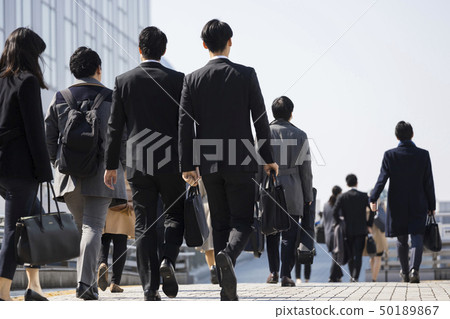 後面觀點的青年人衣服 50189867