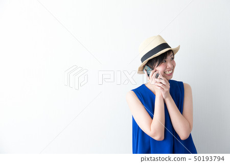 Straw hat, woman, smartphone (white background) Straw hat, woman, smartphone (white background) 50193794