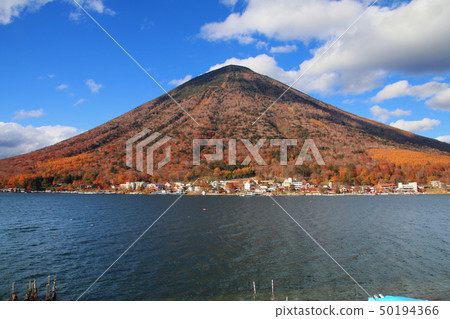 秋天的中禪寺湖和Mantai山（栃木縣，日光市） 50194366
