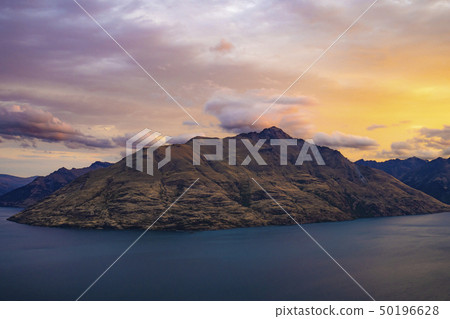 在皇后鎮瓦卡蒂普湖的黃昏 50196628