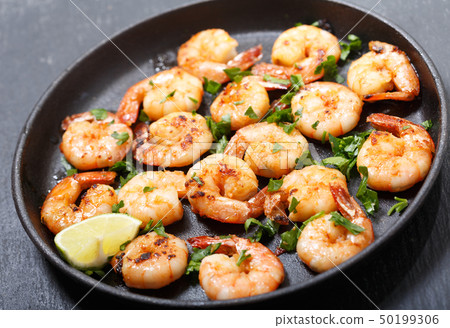 pan of grilled shrimps with lime pan of grilled shrimps with lime 50199306
