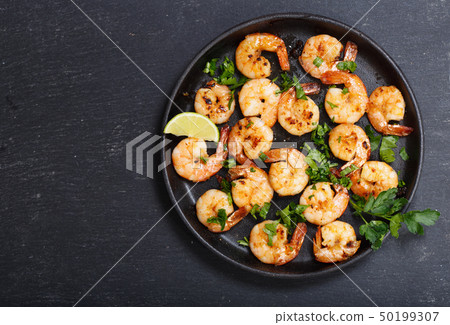 pan of grilled shrimps with lime, top view pan of grilled shrimps with lime, top view 50199307