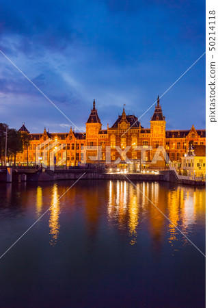 阿姆斯特丹中央火車站夜視圖 阿姆斯特丹中央火車站夜視圖 50214118