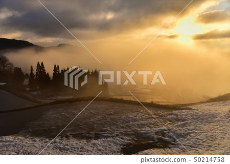 Niigata Matsushiro Hoshiya Tanada與早晨太陽和霧和雪 50214758