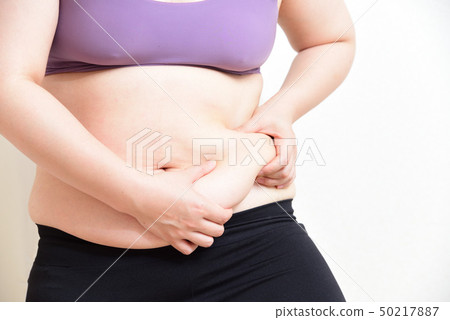 捏腹部肉的婦女 50217887
