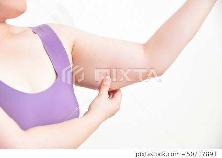 捏上臂用手指的女人 捏上臂用手指的女人 50217891