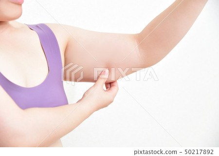 捏上臂用手指的女人 捏上臂用手指的女人 50217892