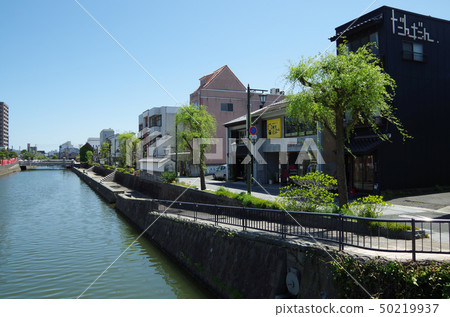 沿堀川（Kyohashi River）的城市景觀...島根縣松江市天氣：晴朗 50219937