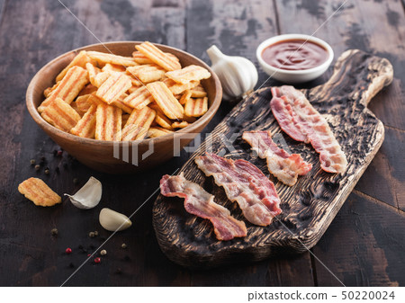 Bacon flavoured snacks chips with grilled bacon Bacon flavoured snacks chips with grilled bacon 50220024
