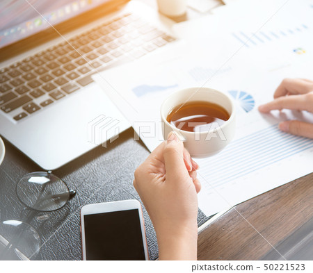 婦女的公共辦公室商業工作筆記本女商人商業辦公室背光 50221523