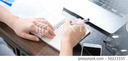 婦女的公共辦公室商業工作筆記本女商人商業辦公室背光 婦女的公共辦公室商業工作筆記本女商人商業辦公室背光 50221555